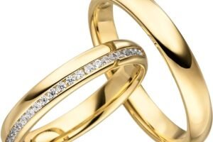 Cómo combinar Alianza y anillo de compromiso juntos