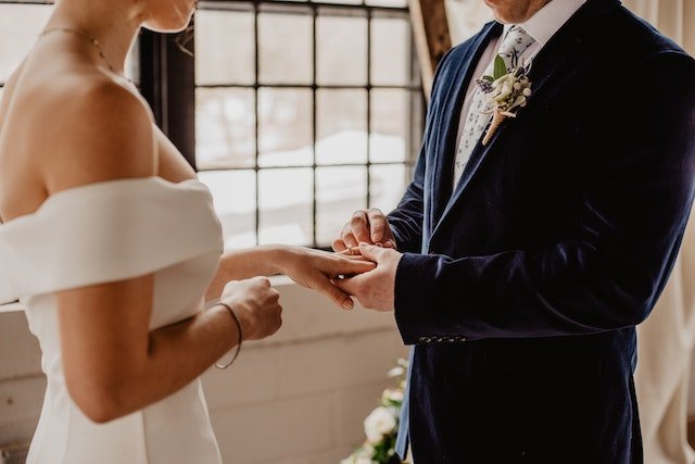 anillo de alianza y compromiso en la boda